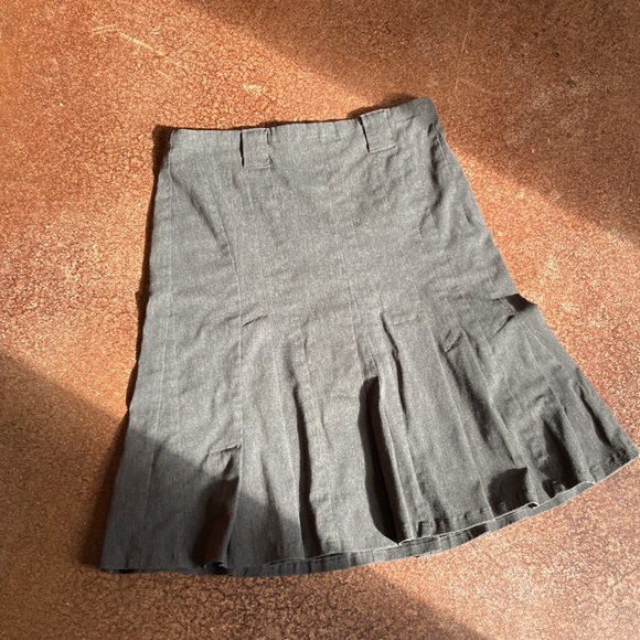 Pleated knee-length skirt - Picture 3 of 6